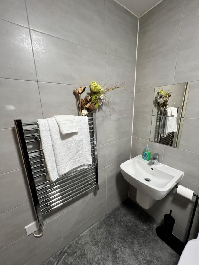 Spacious 1 Bed Relocation Apartment Free Parking, Брирли Хилл Экстерьер фото