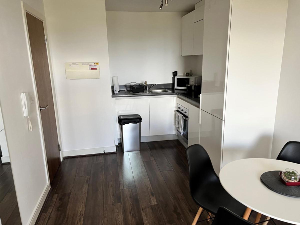 Spacious 1 Bed Relocation Apartment Free Parking, Брирли Хилл Экстерьер фото