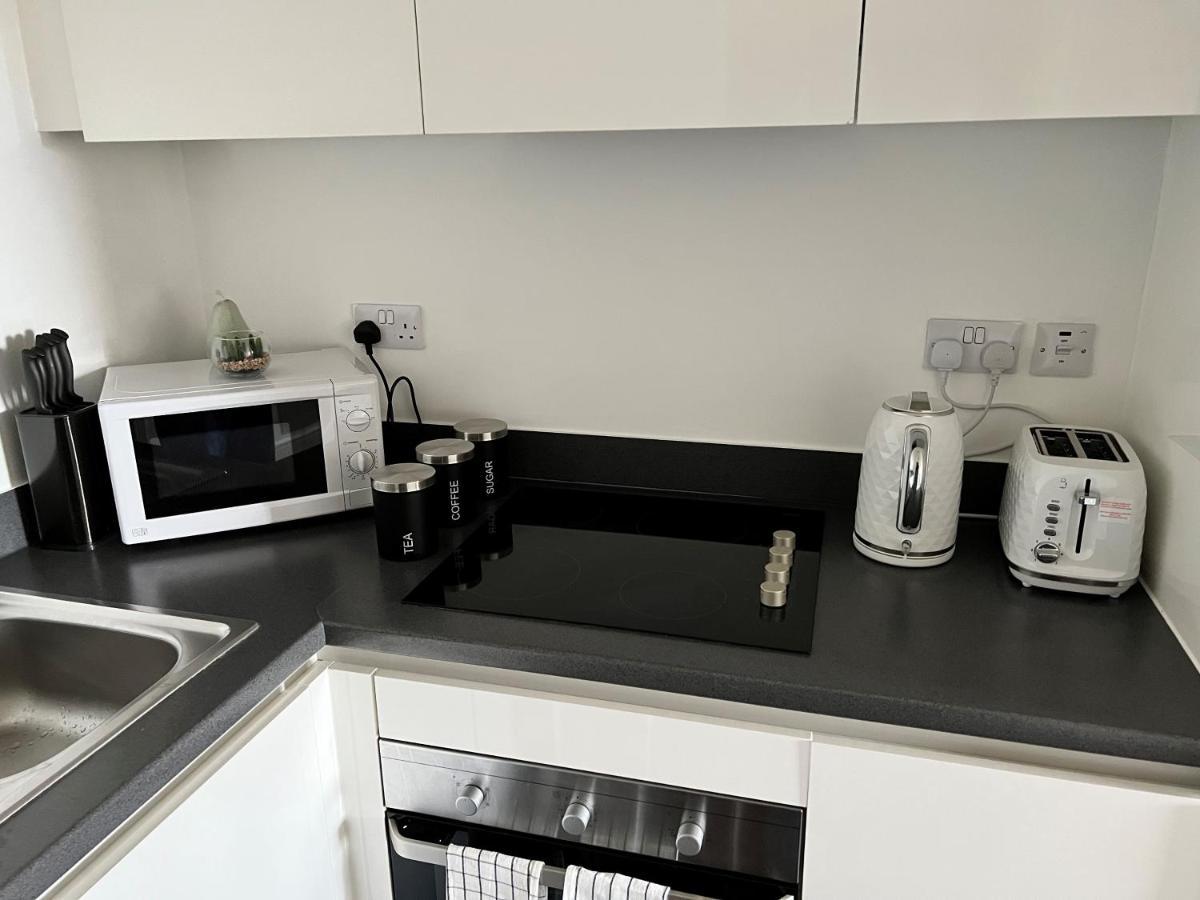 Spacious 1 Bed Relocation Apartment Free Parking, Брирли Хилл Экстерьер фото