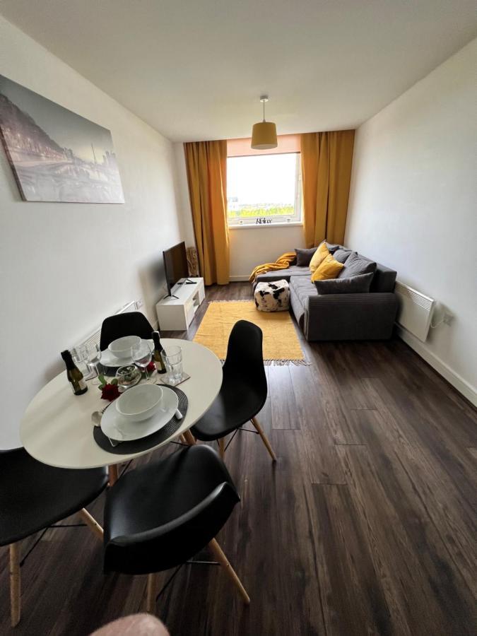 Spacious 1 Bed Relocation Apartment Free Parking, Брирли Хилл Экстерьер фото