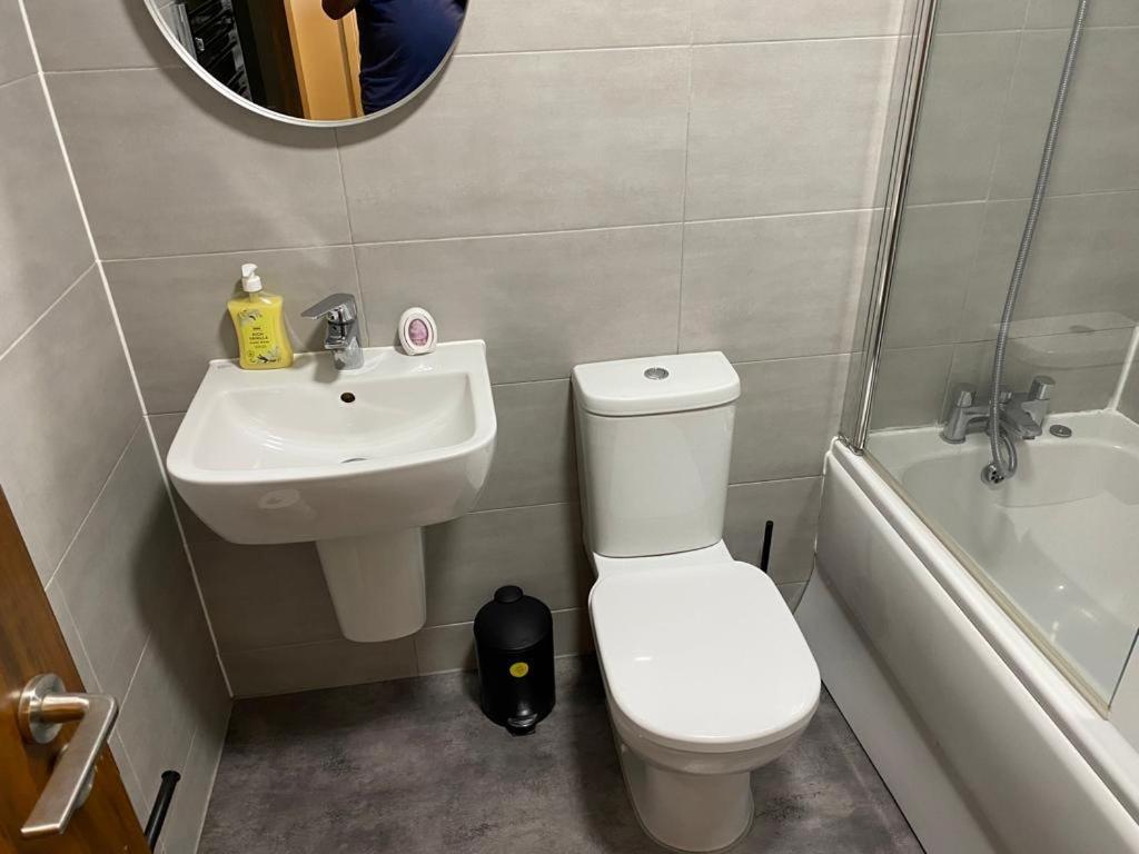 Spacious 1 Bed Relocation Apartment Free Parking, Брирли Хилл Экстерьер фото