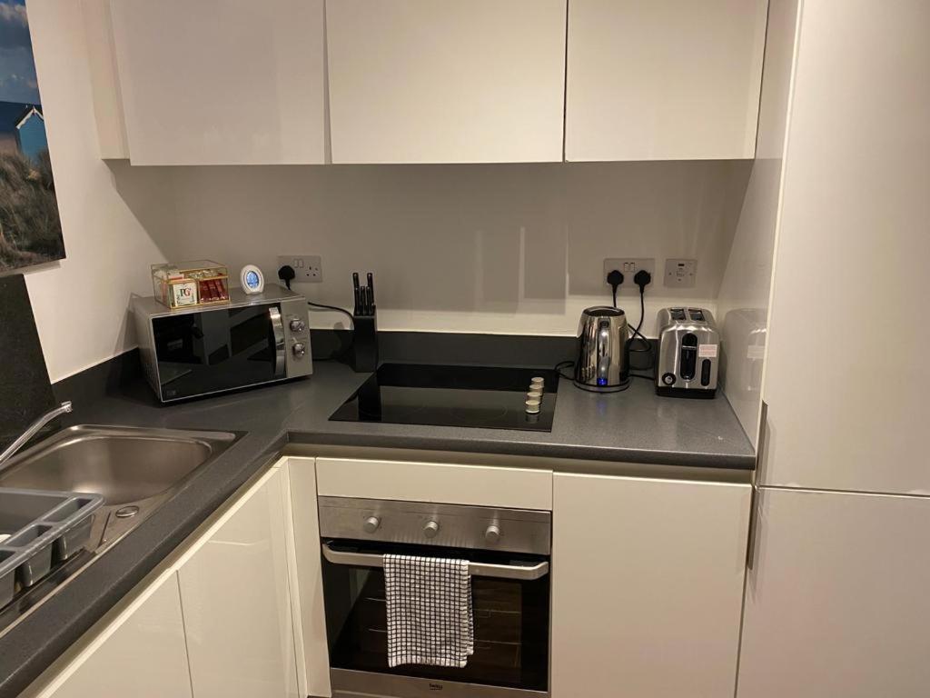 Spacious 1 Bed Relocation Apartment Free Parking, Брирли Хилл Экстерьер фото
