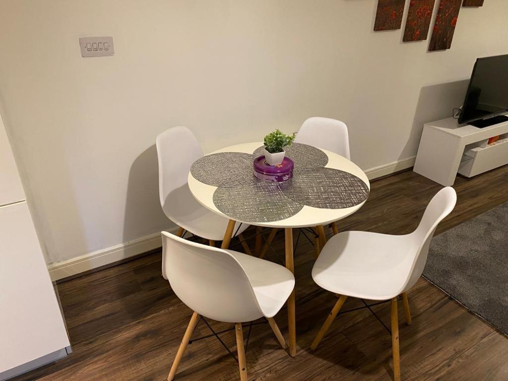 Spacious 1 Bed Relocation Apartment Free Parking, Брирли Хилл Экстерьер фото