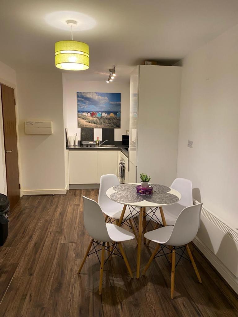 Spacious 1 Bed Relocation Apartment Free Parking, Брирли Хилл Экстерьер фото