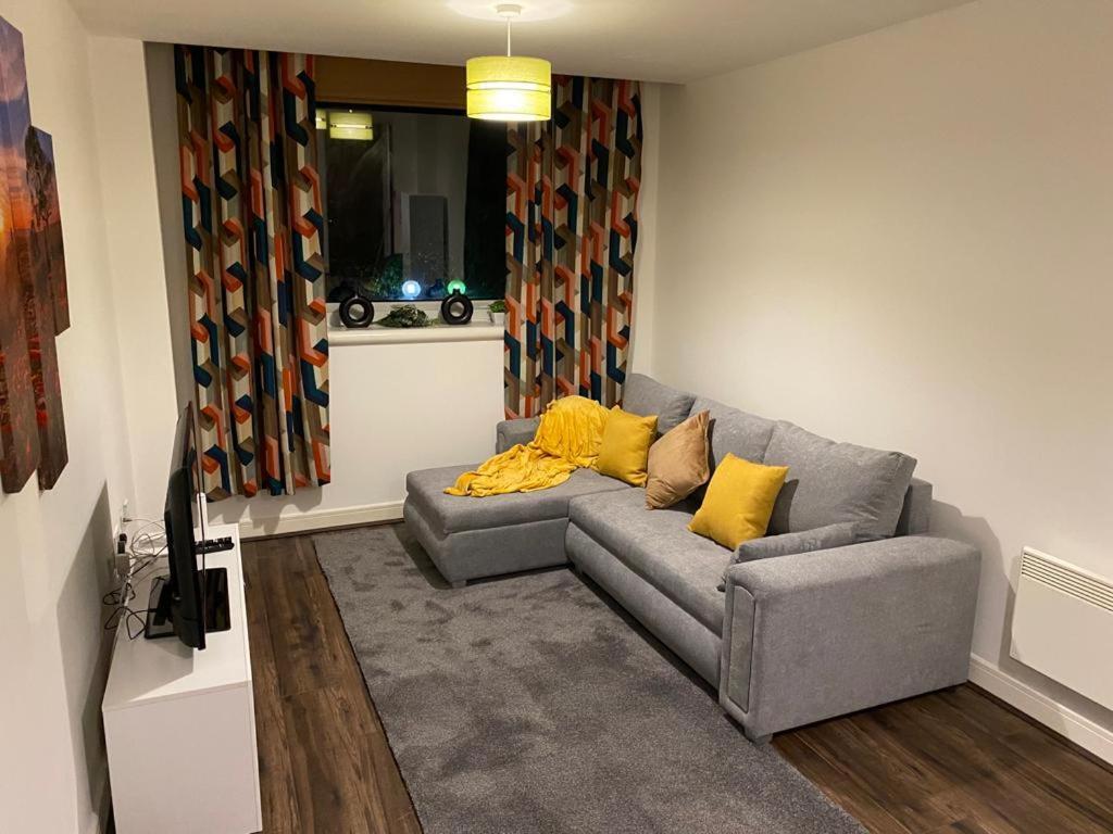Spacious 1 Bed Relocation Apartment Free Parking, Брирли Хилл Экстерьер фото
